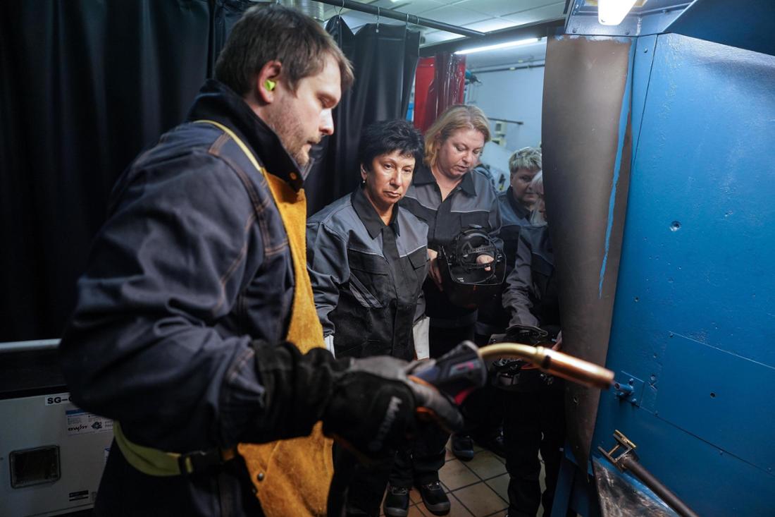 Präsenz-Schweiß-Training von ukrainischen Ausbilderinnen, die derzeit in Hessen zu Gast sind und von Handwerker ohne Grenzen der IHK geschult werden. Ort: Berufsbildung- und Technologiezentrum Frankfurt, Schönstraße 21 mit Ausbildungsmeister Aleander SteinChristoph Boeckheler 19.08.2025copyright boeckheler 2025