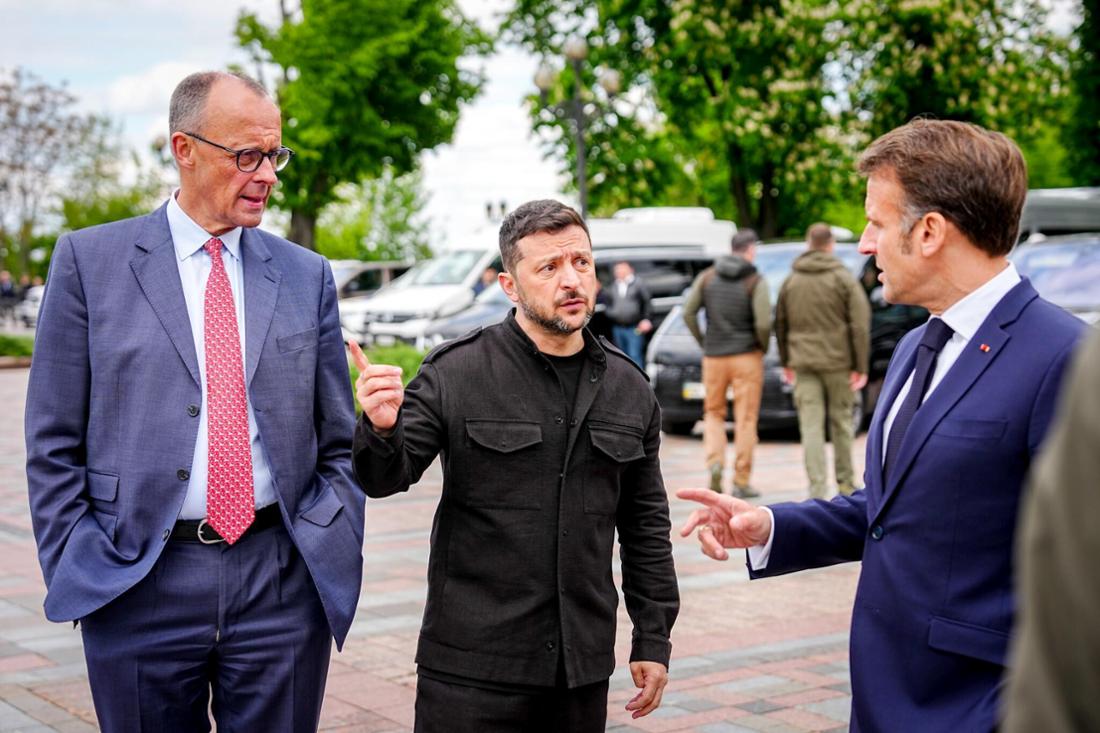 Bundeskanzler Friedrich Merz, Ukraine-Präsident Wolodymyr Selenskyj und Frankreichs Präsident Emmanuel Macron verabschieden sich im Garten des Marienpalastes nach einer Pressekonferenz im Rahmen des Treffens der Koalition der Willigen in Kiew. (Archivfoto)