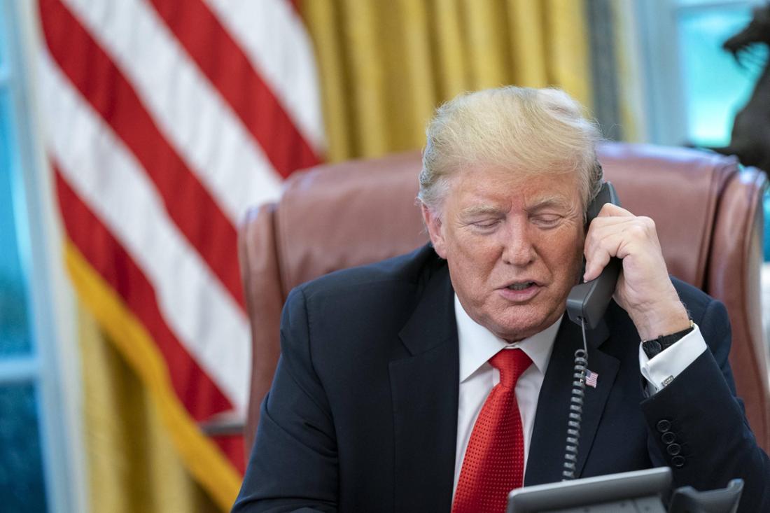 Inmitten eines Gesprächs mit europäischen Staats- und Regierungschefs musste US-Präsident Trump plötzlich zum Telefon.