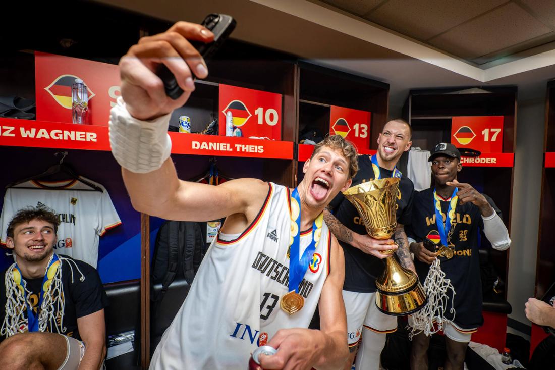 Moritz Wagner bejubelt mit den Teamkollegen den WM-Titel 2023