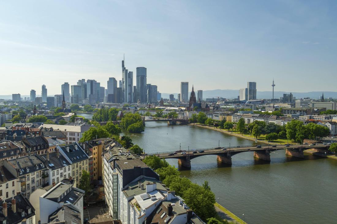 Frankfurt am Main ist mit über 750.000 Einwohnern die größte Stadt Hessens und das wirtschaftliche Herz der Region. Die Mainmetropole beherbergt die Europäische Zentralbank und gilt als wichtigstes Finanzzentrum Deutschlands.