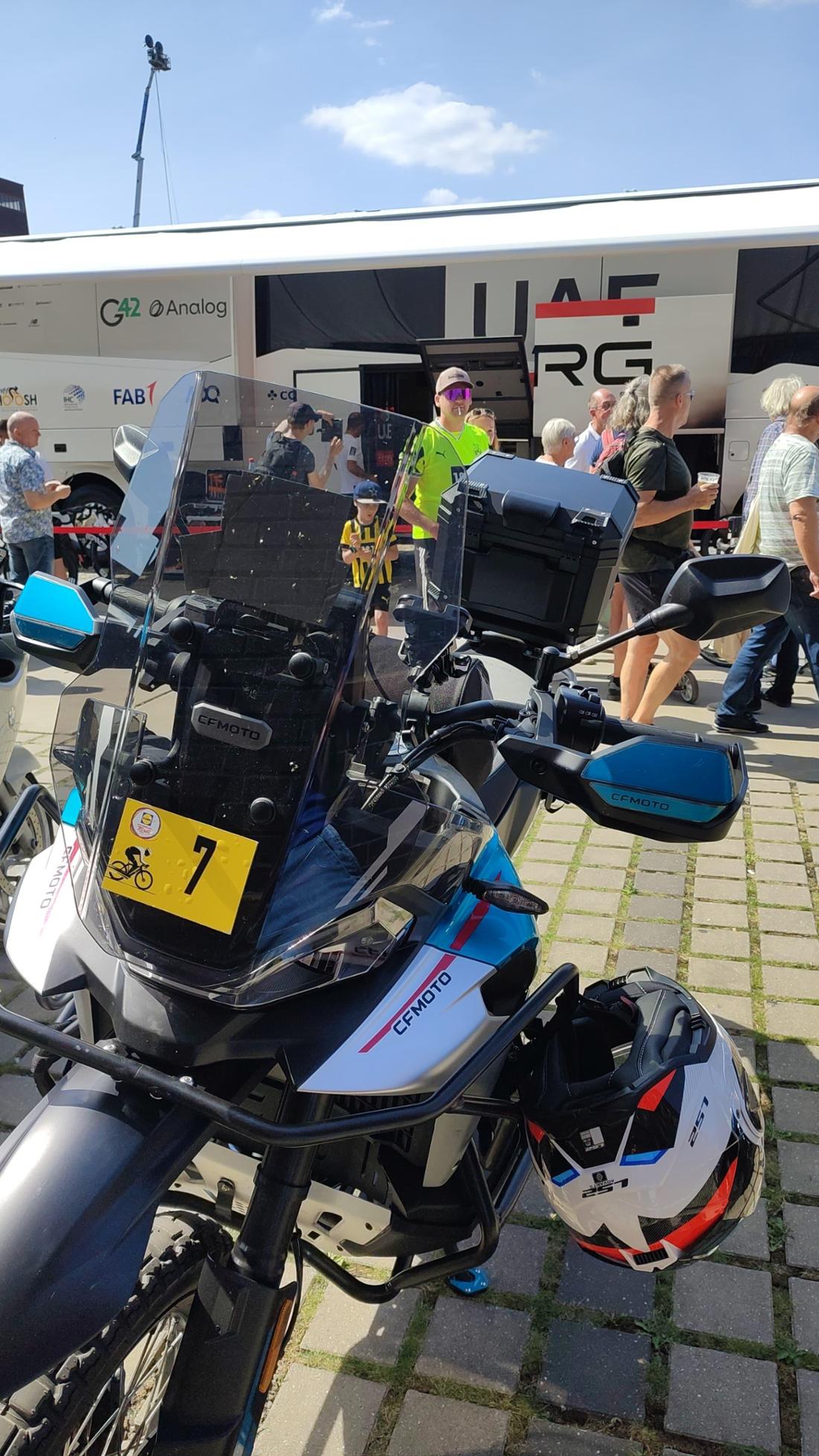 Das Motorrad von Frederik Rasch vor dem Fahrerlager in Essen.