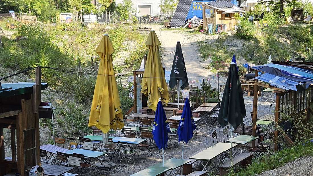 Gemütlich und zwanglos ist die Atmosphäre im Baugruben-Biergarten „Kosmos Unter Null“.