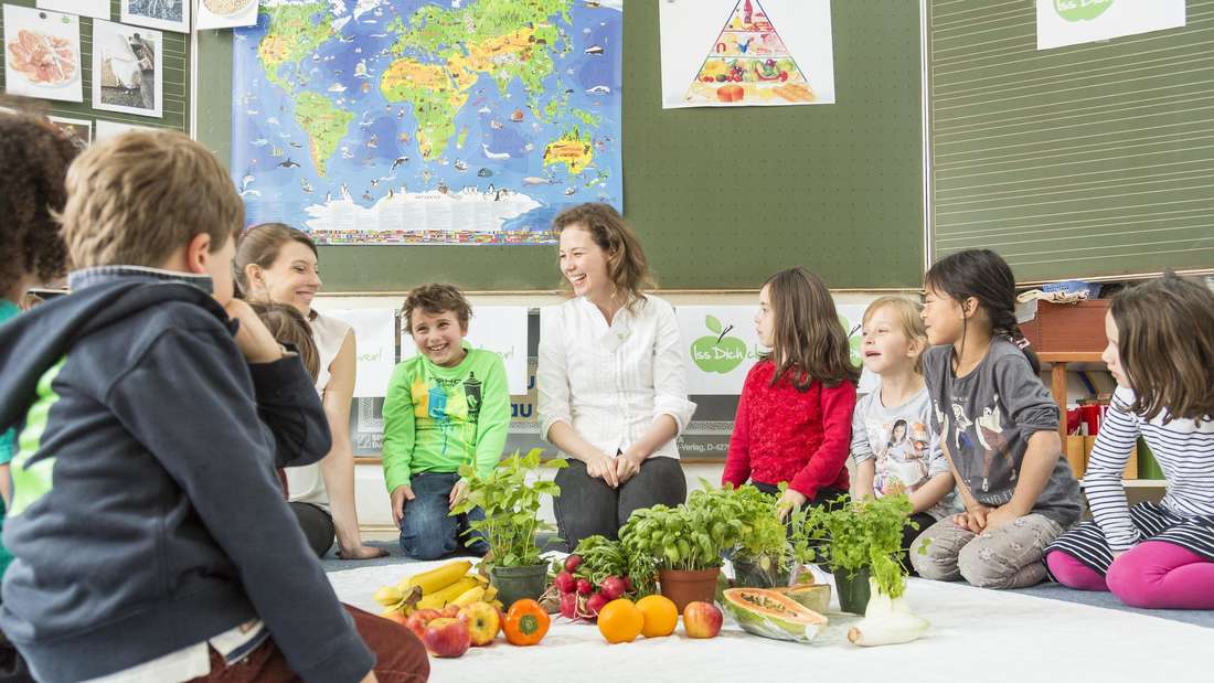 Iss Dich clever will in Grundschulen Kindern spielerisch den Weg zu gesunder Ernährung ebnen.