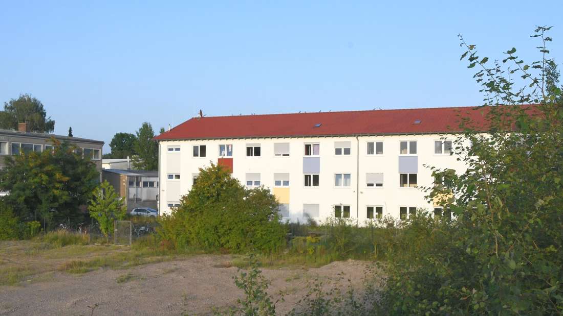 bab21082025 Blick übers Frankenbach-Gelände auf die Asylbewerber-Unterkunft in der Münsterer Goebelstraße. Die von der CDU und FDP angestrebten Aufnahme gemeinnütziger Arbeit durch lokale Asylbewerber ist auch ein Jahr nach dem Antrag in keinem einzigen Fall eingetreten. Allerdings hat das Ignorieren von Vorladungen inzwischen zu ersten Leistungskürzungen durch den Landkreis geführt. Foto: Dörr