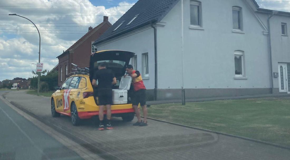Das norwegische Team Uno-X wartet auf die Radsportprofis an der Horster Straße.
