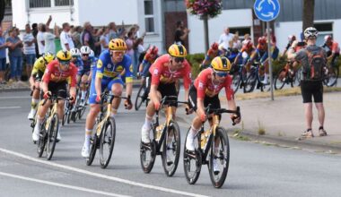 Radsport-Profis und jubelnde Fans in Hamm