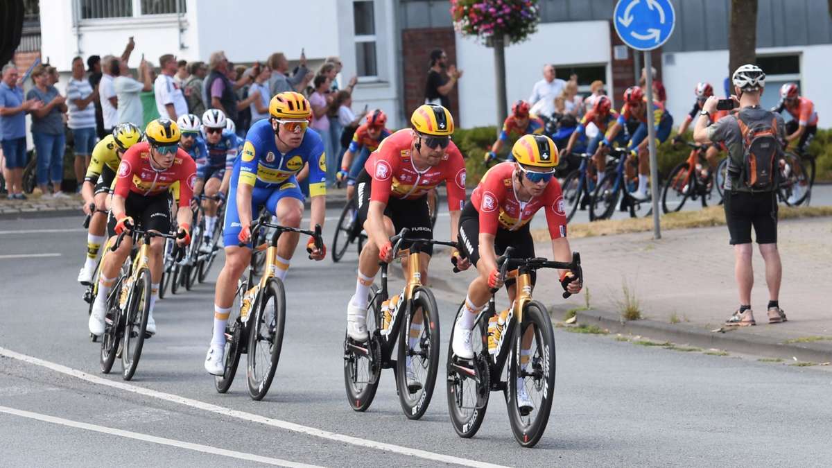 Radsport-Profis und jubelnde Fans in Hamm