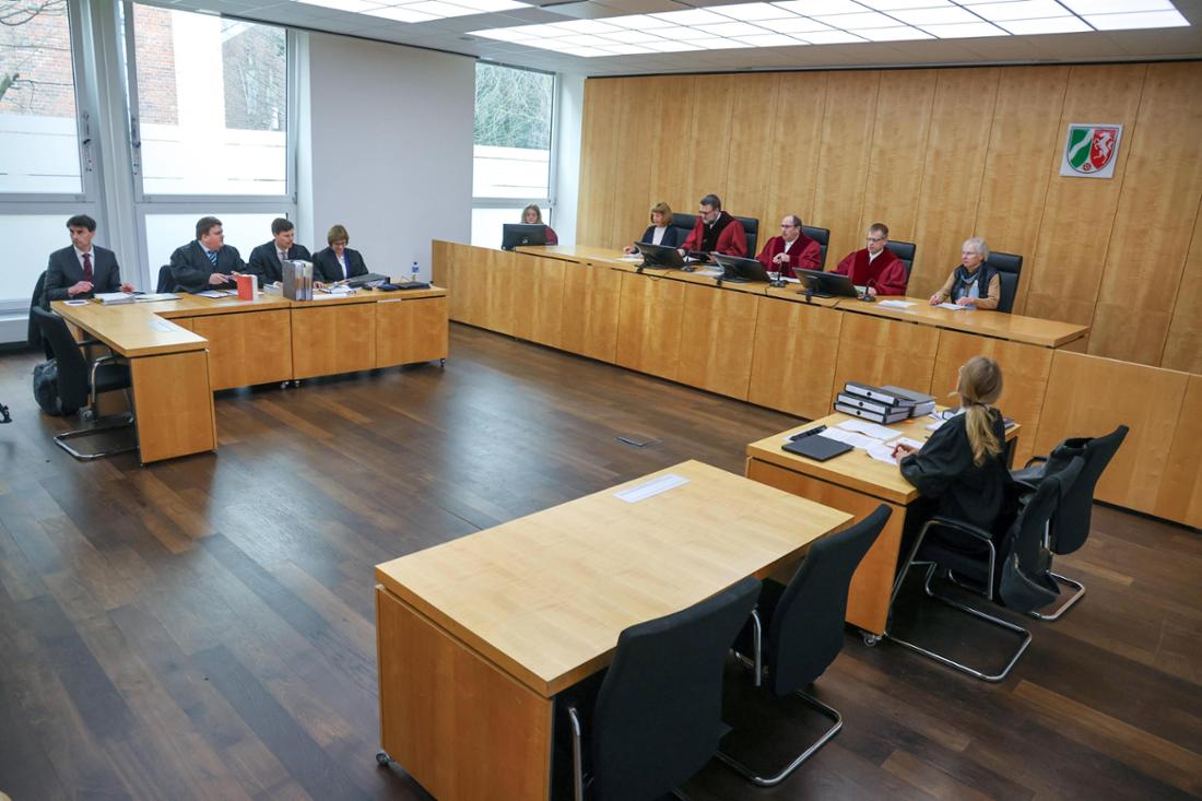 Blick in den Gerichtssaal des Oberverwaltungsgericht für das Land Nordrhein-Westfalen