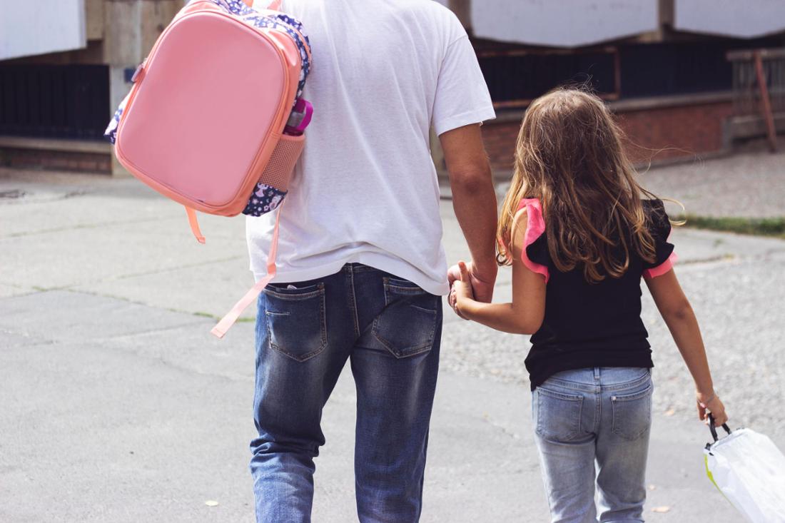 Vater bringt Tochter zur Schule