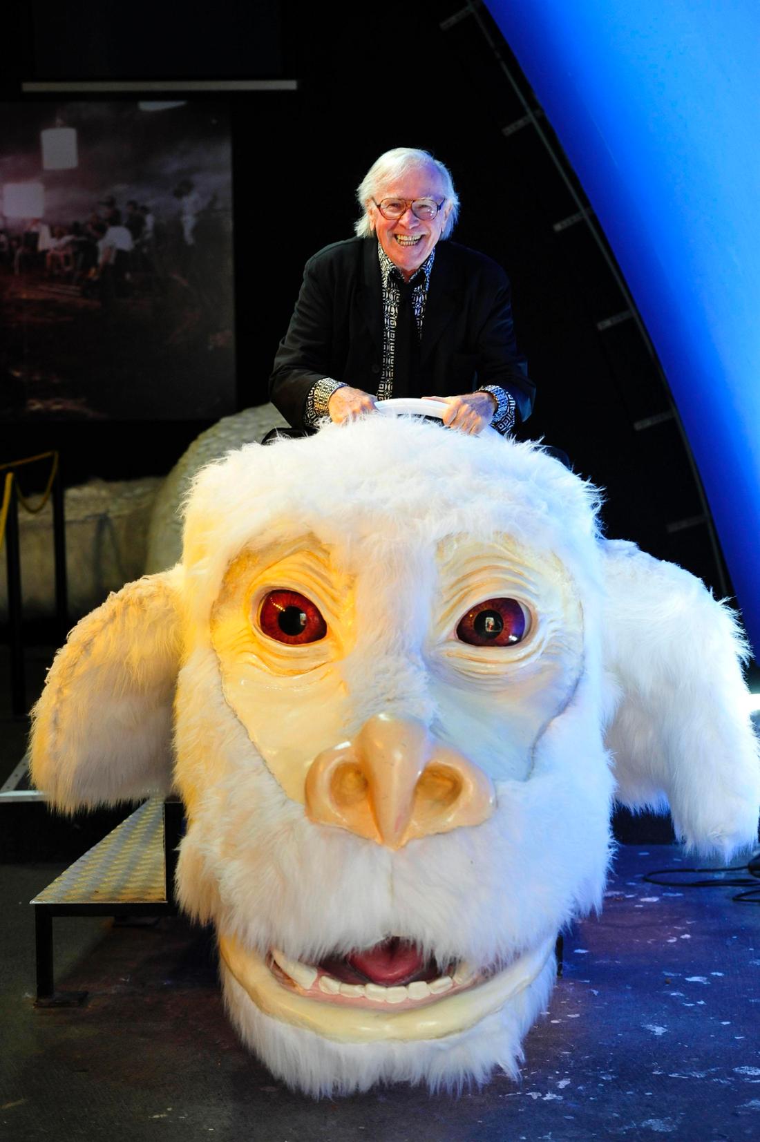 Die beliebteste Attraktion in den Bavaria Filmstudios: Fuchur, der Glücksdrache, aus der Verfilmung von Michael Endes „Die unendliche Geschichte“ von 1984. Klaus Doldinger, der hier so fröhlich auf dem Fabelwesen reitet, schrieb damals die Filmmusik.