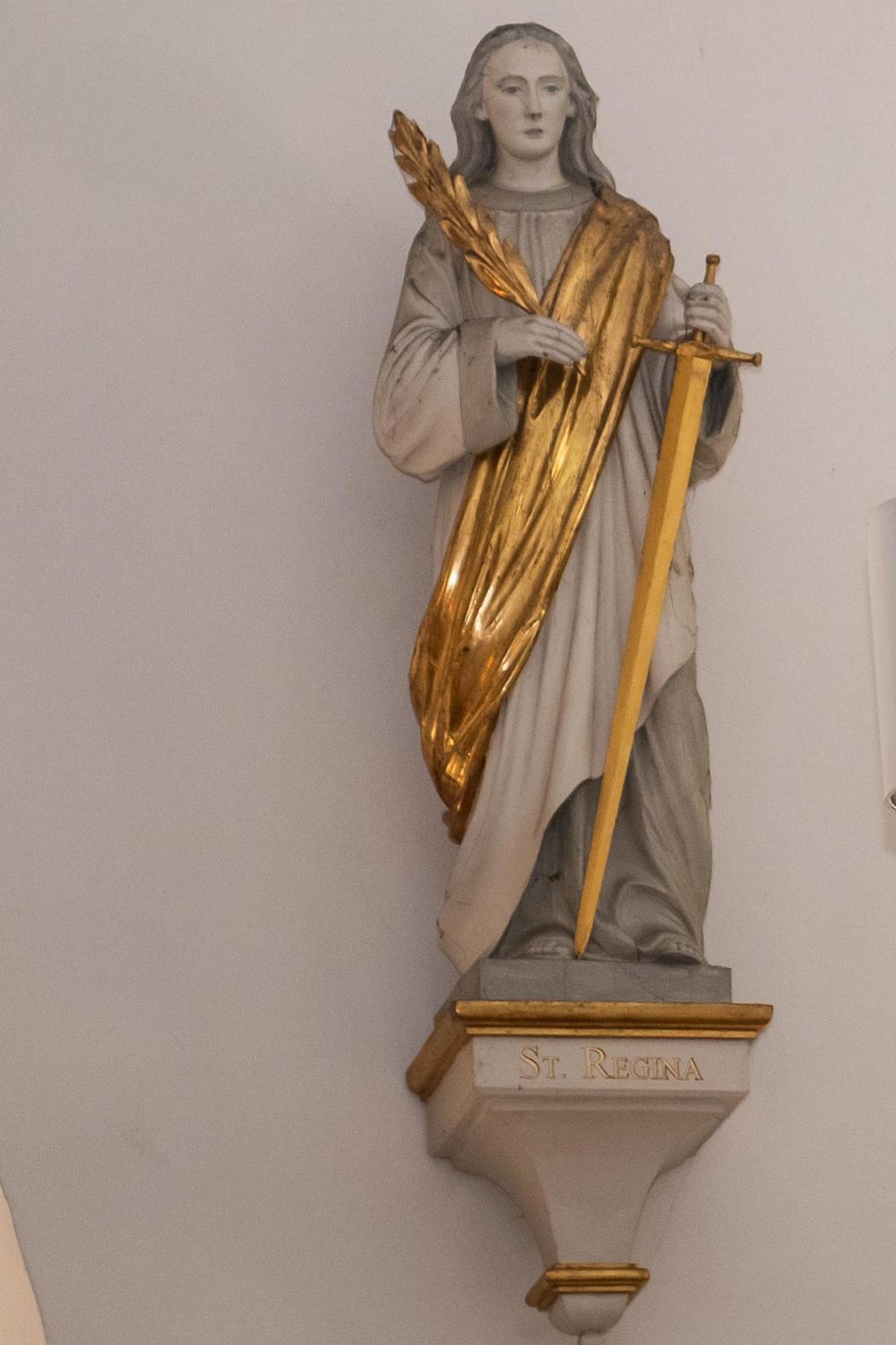 Die Statue der Heiligen Regina in der Pfarrkirche.