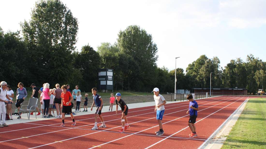 Laufen, Werfen, Springen: Die französischen Gäste erhalten ihr erstes Sportabzeichen.