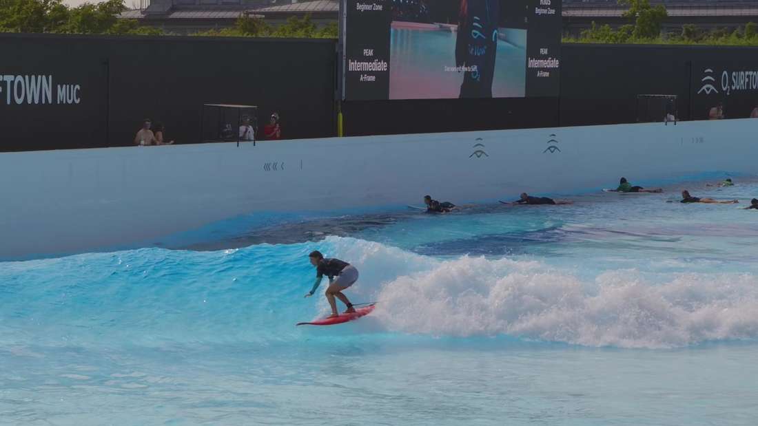 Auf der Welle: Alexandra Grauvogl surft in der O2 Surftown MUC