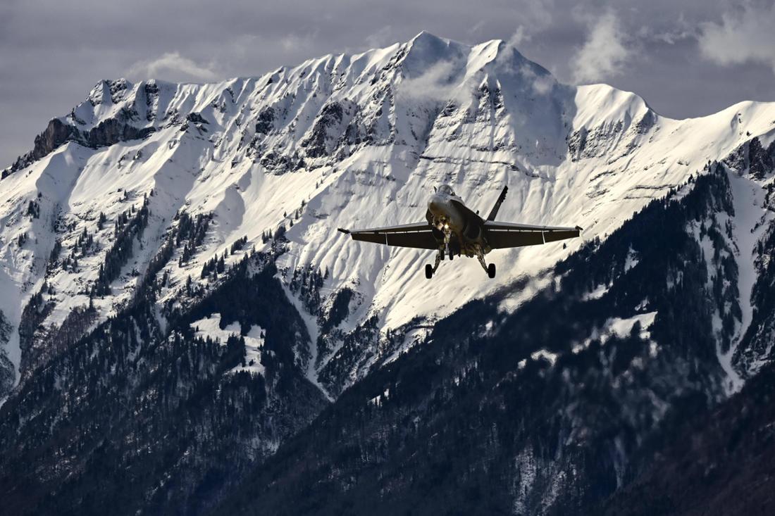 Eine F/A-18C Hornet der Schweizer Luftwaffe vor einem schneebedeckten Bergmassiv.