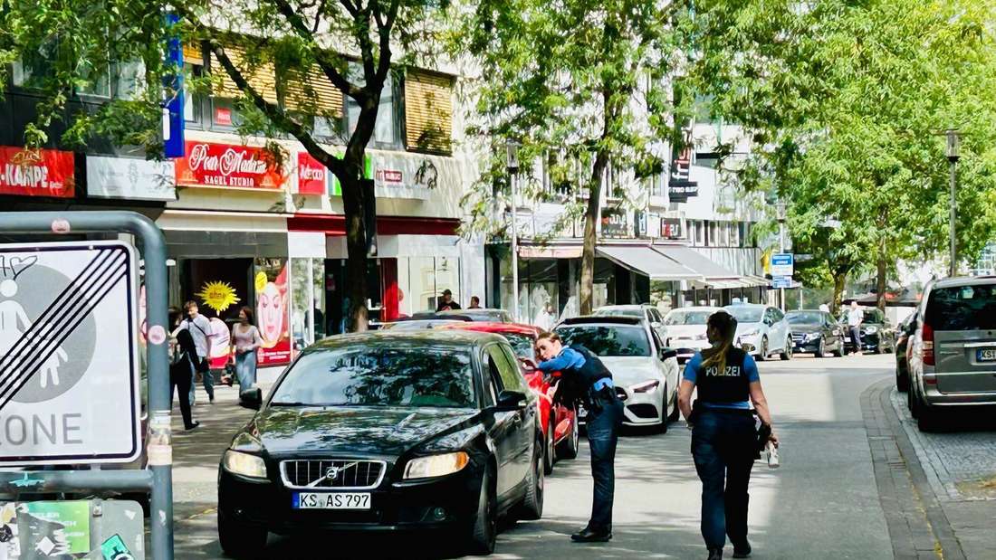 Die Polizei hat jetzt eine Auslassstelle für Autofahrer geschaffen, damit Autos aus dem gesperrten Bereich rauskommen