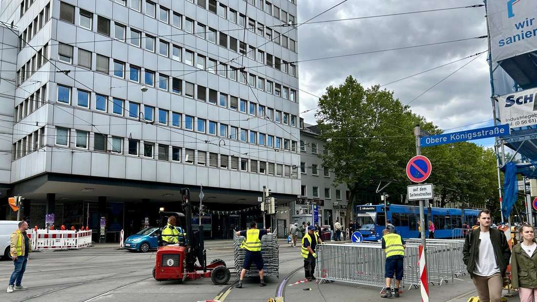 Die Sperrungen an der Rathauskreuzung, die für den Radrennnachwuchs nötig waren, werden gerade wieder abgebaut.