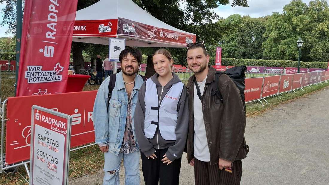 Clemens Rehbein und Philipp Dausch sind an der Orangerie angekommen - mit dem Rad