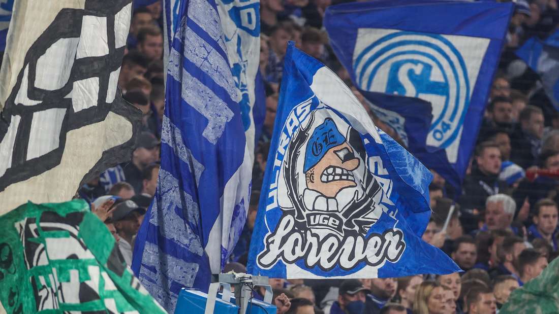Schalke-Fans unterstützen ihre Mannschaft. 