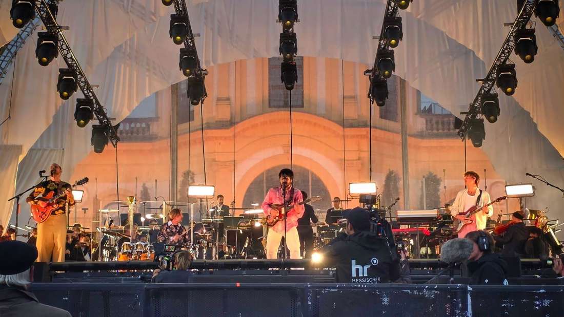 Milky Chance mit dem Kasseler Staatsorchester vor der Orangerie - was für eine schöne Kulisse.