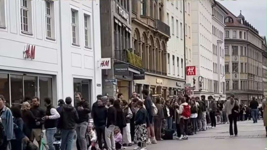 Wiesn 2025: Schlange vom Donisl bis zum Max-Joseph-Platz in München (Ansturm auf Münchner Kontingent am 23. August 2025)
