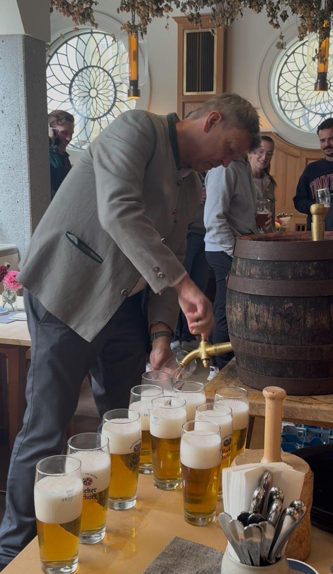 Wiesn 2025: Wirt Peter Reichert (Donisl/ Bräurosl) zapft ein Fass Freibier an (Ansturm auf Münchner Kontingent am 23. August 2025)