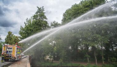 Die Feuerwehr in Drensteinfurt hat mit großem Gerät Sauerstoff in die Werse geleitet