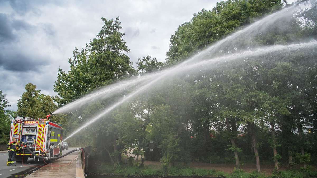 Die Feuerwehr in Drensteinfurt hat mit großem Gerät Sauerstoff in die Werse geleitet