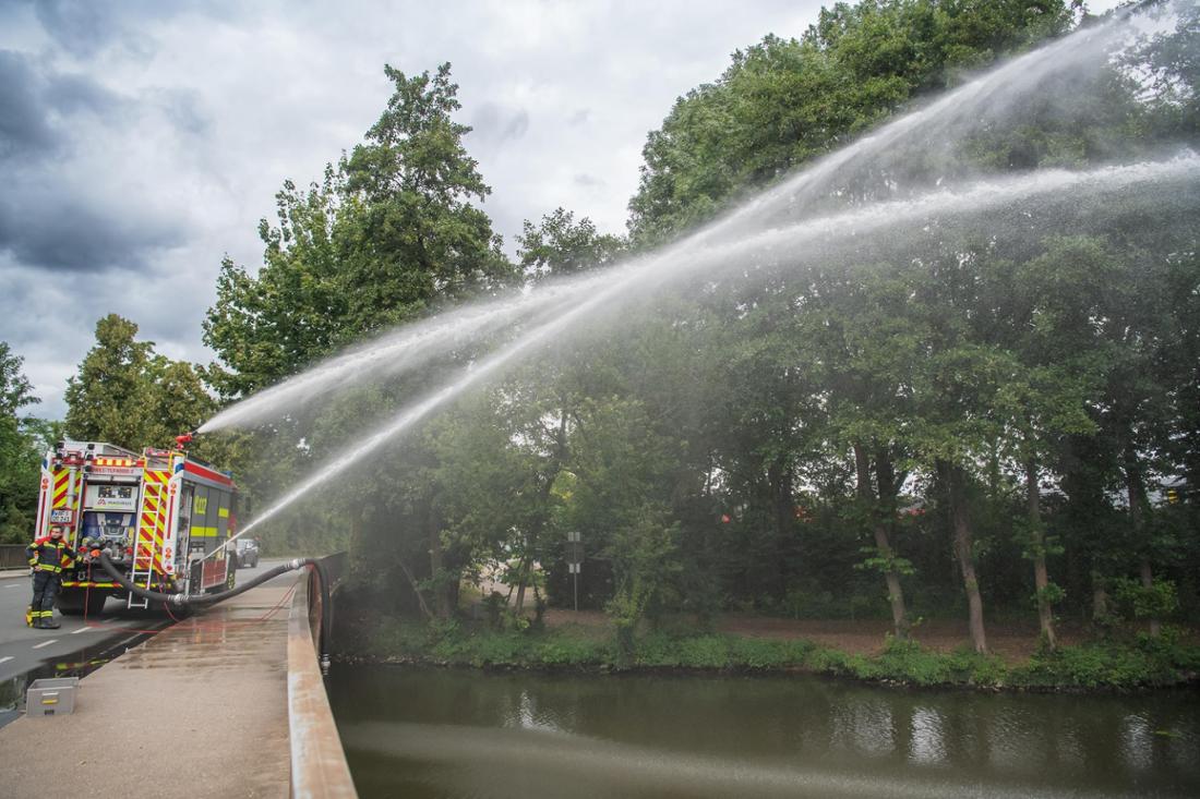 Durch die meterhohen Fontänen sollte jede Menge Sauerstoff ins Wasser gelangen. 