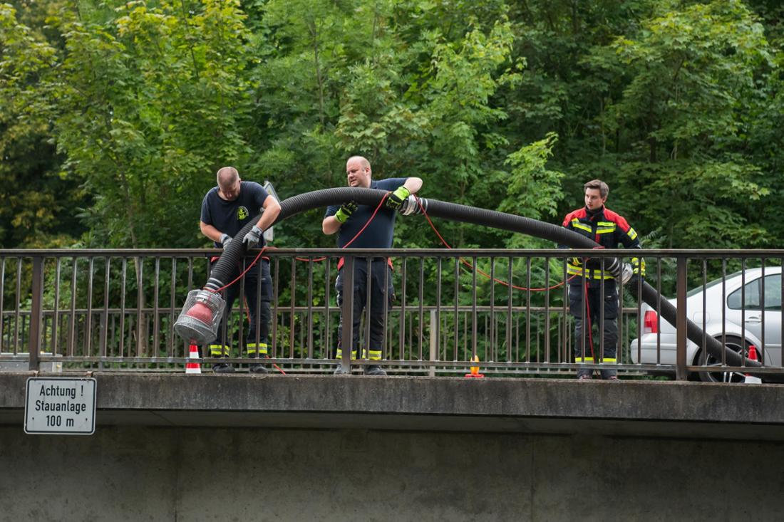 Ansaugen und wieder einleiten – darum ging es bei der Aktion der Feuerwehr in Drensteinfurt.