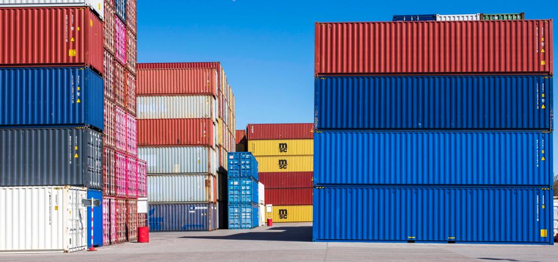 Container warten im Umschlagbahnhof. Chinas Autohersteller fanden bei den EU-Zöllen unlängst einen Ausweg (Symbolbild).