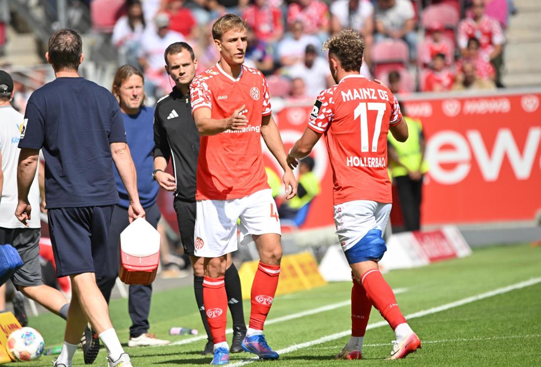 24.08.2025, Rheinland-Pfalz, Mainz: Fußball: Bundesliga, FSV Mainz 05 - 1. FC Köln, 1. Spieltag, Mewa Arena. Einwechslung von Nelson Weiper (1. FSV Mainz 05) für den verletzten Benedict Hollerbach (r, 1. FSV Mainz 05). Foto: Torsten Silz/dpa - WICHTIGER HINWEIS: Gemäß den Vorgaben der DFL Deutsche Fußball Liga bzw. des DFB Deutscher Fußball-Bund ist es untersagt, in dem Stadion und/oder vom Spiel angefertigte Fotoaufnahmen in Form von Sequenzbildern und/oder videoähnlichen Fotostrecken zu verwerten bzw. verwerten zu lassen. +++ dpa-Bildfunk +++