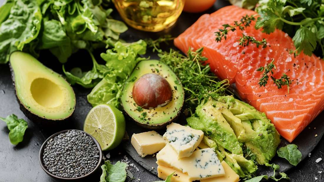 Eine Auswahl an Lebensmitteln wie Avocado, Lachs und Käse. 