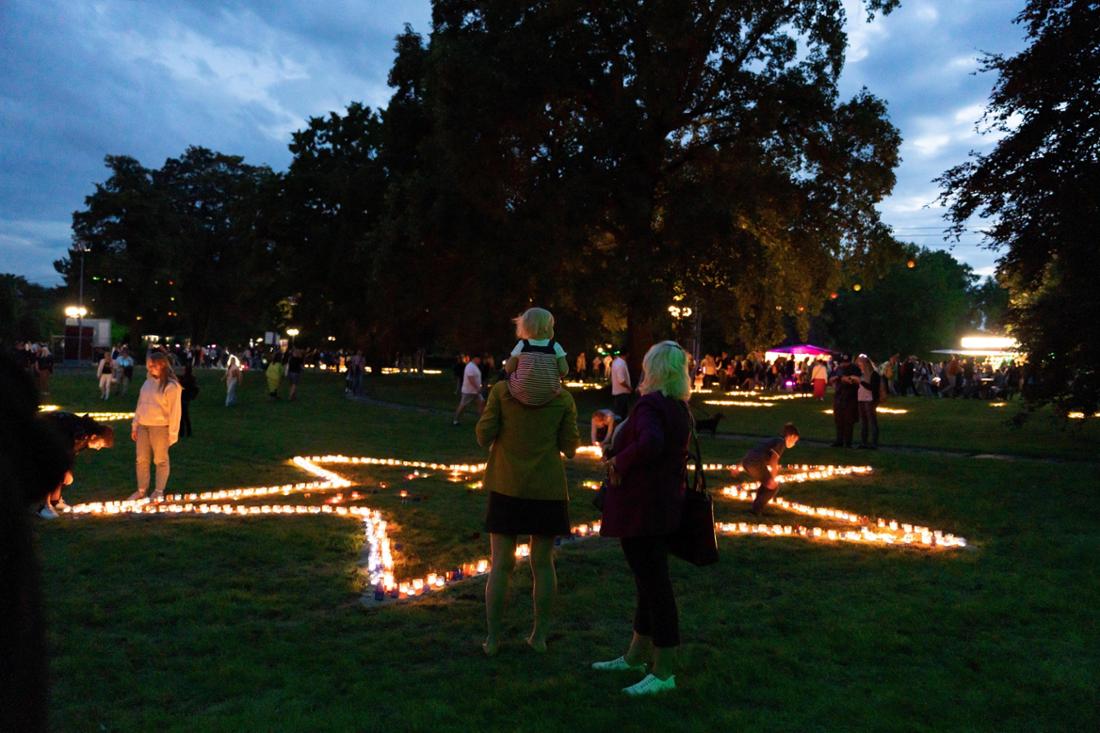 Zum Lichterfest im Dortmunder Westfalenpark kommen jedes Jahr zahlreiche Familien. Aber auch für Pärchen und Freunde wird der Park zum magischen Ort.