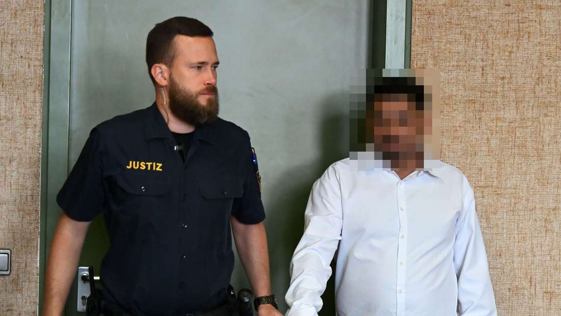 Delan H. (28, re.) wird vom einem Justizwachtmeister in den Gerichtssaal geführt. 
