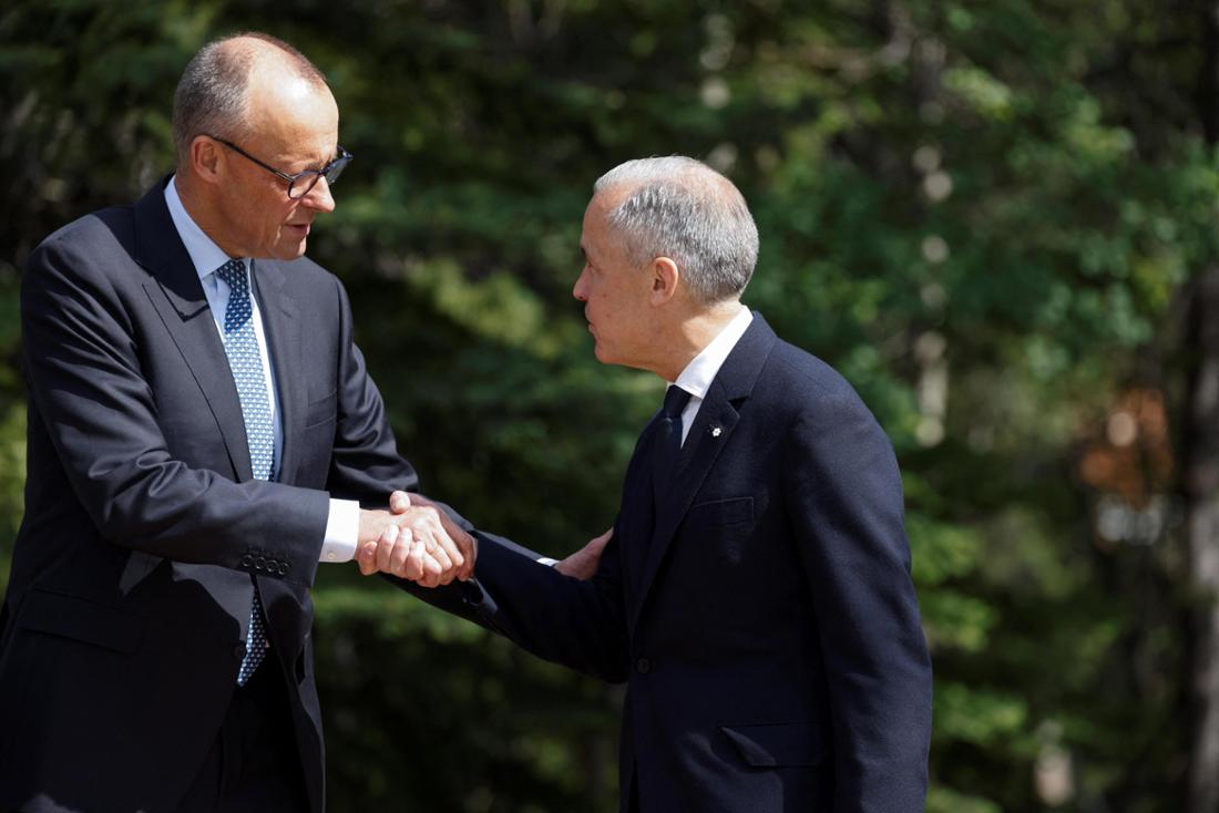 Bundeskanzler Friedrich Merz (CDU) und der kanadische Premierminister Mark Carney bei G7-Gipfel 2025 in Kanada.