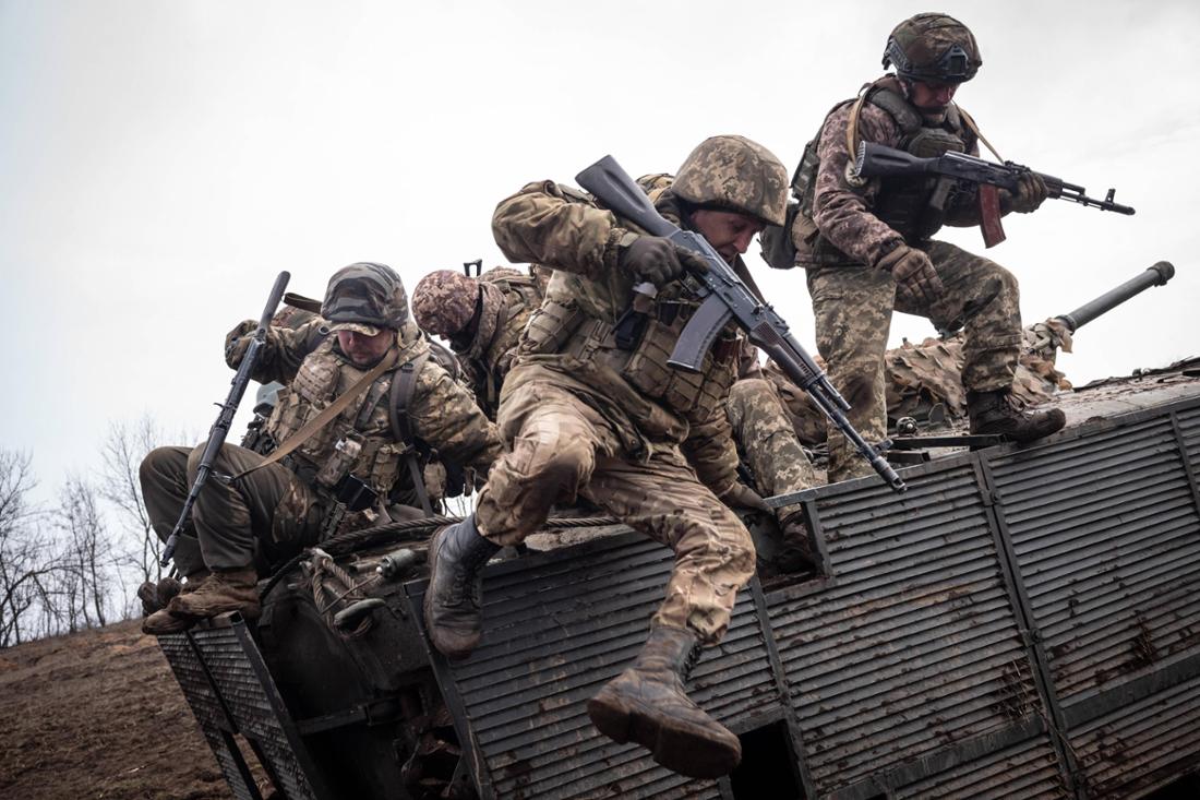Ukrainische Soldaten sitzen für Kampfübungen von einem BMP-1-Schützenpanzer im Donbass ab.
