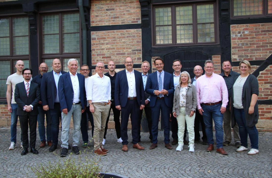 Tauschten sich über wichtige Themen aus: Regierungspräsident Andreas Bothe (siebter von rechts), Bürgermeister Carsten Grawunder (links daneben) und die Vertreter der im Rat vertretenen Parteien und Fachbereiche.