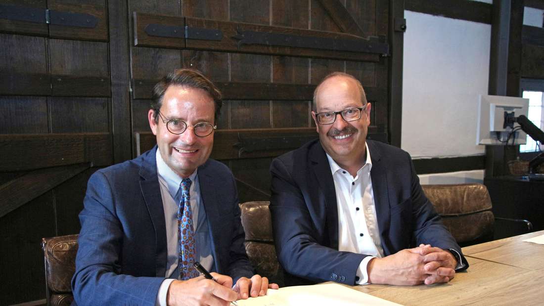 Bei seinem Besuch trug sich Regierungspräsident Andreas Bothe (links) ins goldene Buch der Stadt Drensteinfurt ein.