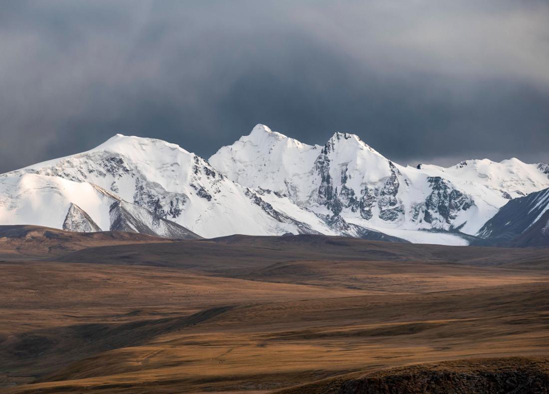 Das Tian-Shan-Gebirge erstreckt sich über Kasachstan, Kirgisistan, Tadschikistan, Usbekistan sowie das autonome Gebiet Xianjiang um Nordwesten der VR China.