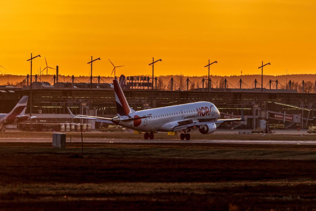Flugzeug landet auf Landebahn