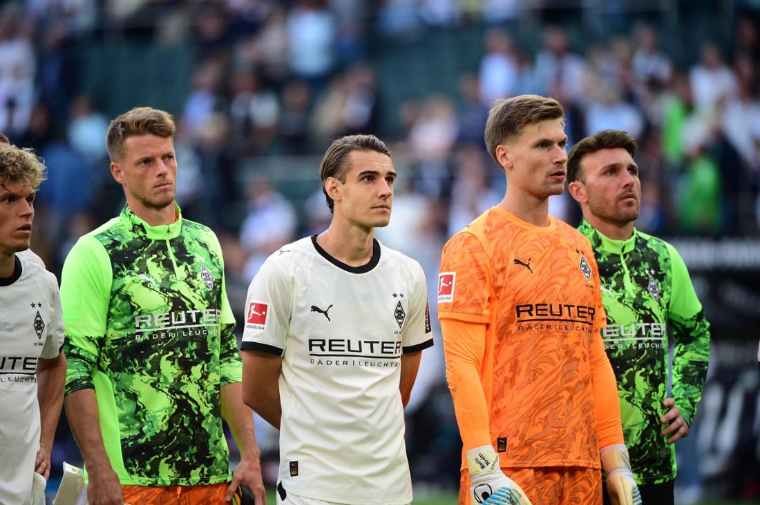 Florian Neuhaus (m.) wurde gegen den HSV unter dem Applaus der Gladbach-Fans eingewechselt.