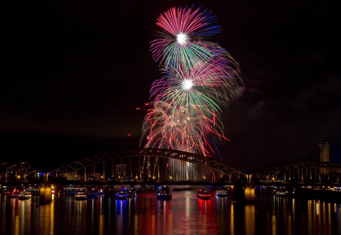 Archivbild der Kölner Lichter mit Feuerwerken über dem Rhein