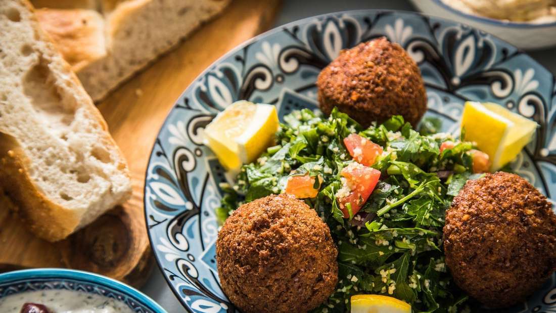Tabouleh mit Falafel, Fladenbrot und Tzatziki