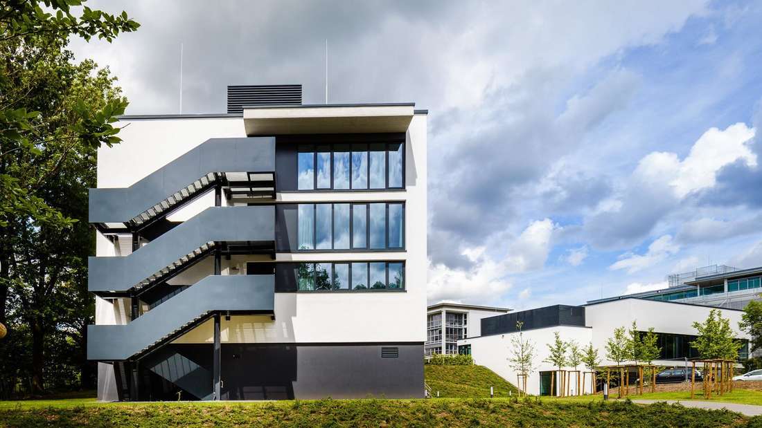 Hier ist der Neubau von Hörsaal und Bettenhaus für den Campus der DGUV in Bad Hersfeld zu sehen.