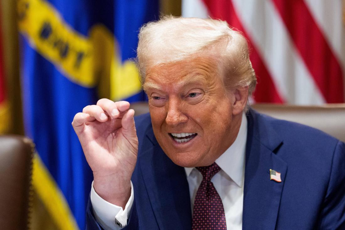 Donald Trump gestikuliert während einer Kabinettsitzung am 26. August 2025.
