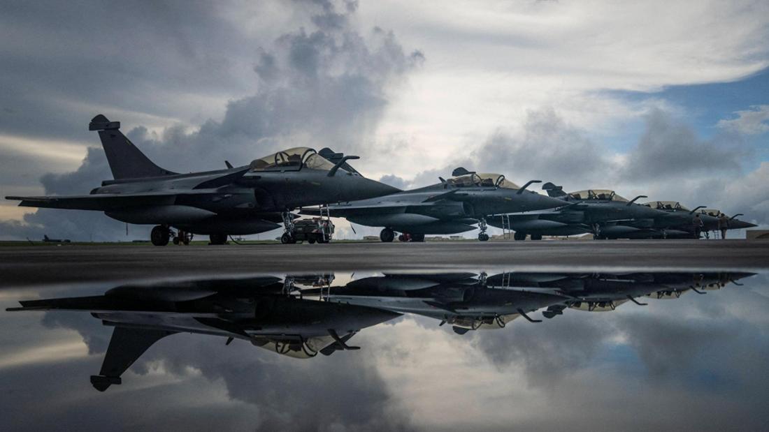 Im Pazifik werden Kampfflugzeuge vom Typ Dassault Rafale der französischen Luftwaffe für eine Begleitmission auf dem US-Marinestützpunkt Guam im Pazifischen Ozean vorbereitet.