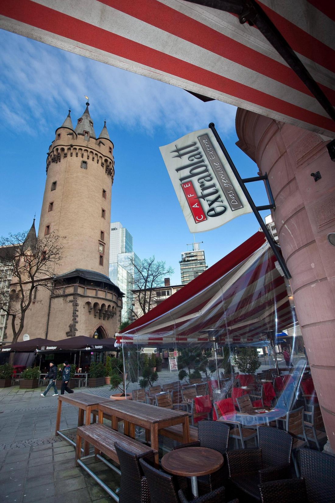 Frankfurt, (für LOK), 26.01.2012Witterungsgeschützte Außensitzplätze / Bewirtschaftungsbereiche, Frankfurt, im Bild: durch Markisen mit seitlichem Windschutz witterungsgeschützte Außensitzplätze im Café Extrablatt, Grosse Eschenheimer Str. 46, Tower Bar & Restaurant im Eschenheimer Turm (im Hintergrund), Foto: Michael Schick, Bertramstr. 19, 65185 Wiesbaden, Tagespauschale