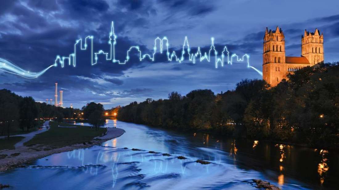 In der Visualisierung zeichnen Drohnen die Skyline von München in den Abendhimmel über der Isar.
