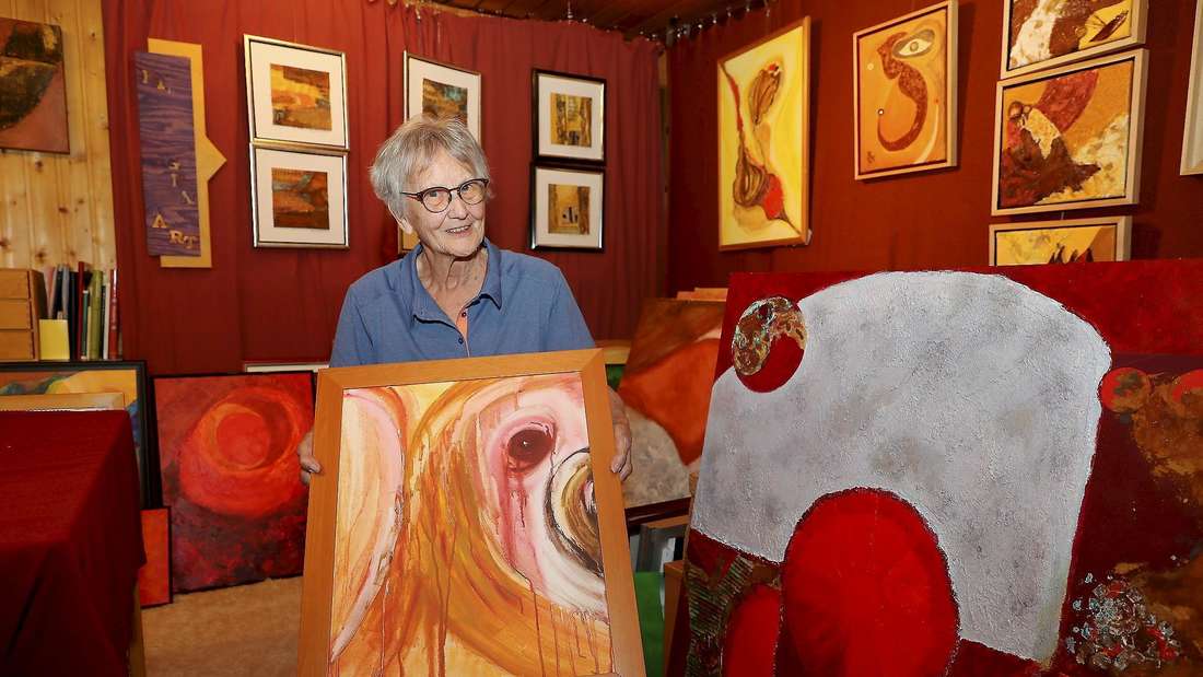 Helga Reimann - Von ihrer ersten Acrylmalerei, mit der vor 20 Jahren alles begann,  würde sich Helga Reimann niemals trennen. Die übrigen 600, die sie in ihrem Keller und auf ihrem Dachboden lagert, sollen nun für den guten Zweck abgegeben werden.       Foto: Per Schröter